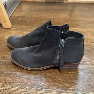 Women’s Dulce Vita booties suede
